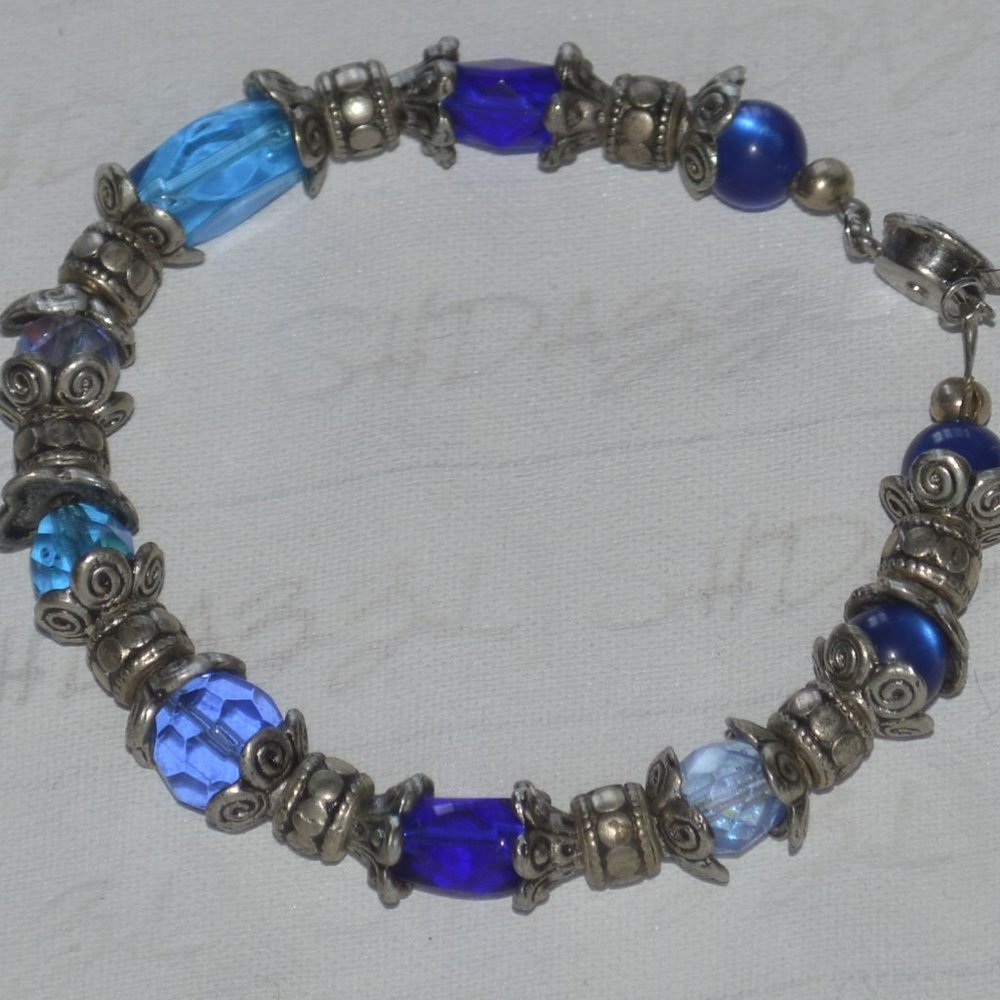 HUES OF BLUE BRACELET 7"
